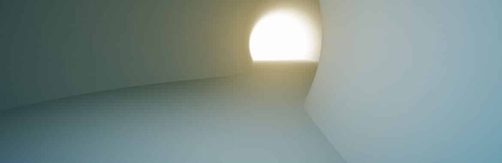 Foto für den Blogartikel "Schulden loswerden ohne Geld - geht das?". Auf dem Bild sieht man einen leeren, gebogenen Tunnel mit hellem Licht am Ende – eine Metapher für das "Licht am Ende des Tunnels" und den Weg aus den Schulden.