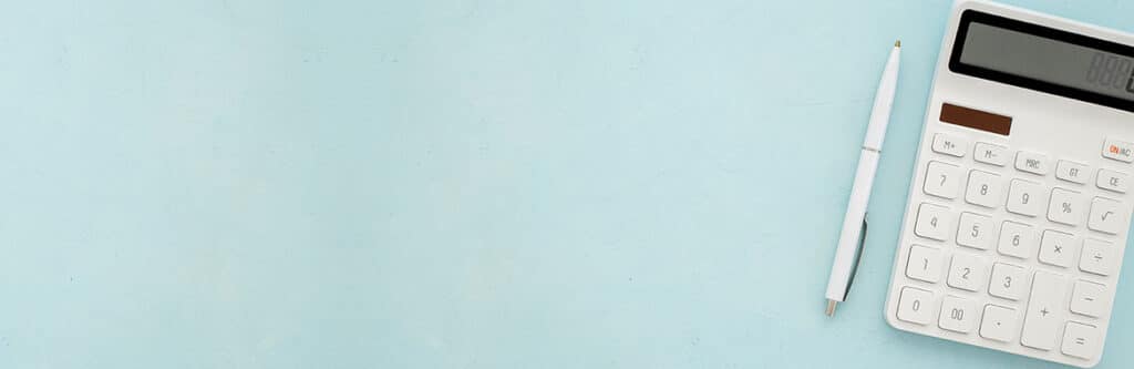 Foto für den Blogartikel "Privatinsolvenz: Rechner für den Selbstbehalt". Auf dem Foto sieht man einen großen weißen Taschenrechner mit Stift auf hellblauem Hintergrund – Symbol für einen Online-Rechner, mit dem man den Selbstbehalt bei Privatinsolvenz ausrechnen kann (Pfändungsrechner).